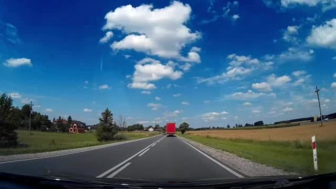 波兰欧洲当地道路行驶卡车后面的仪表盘摄像头