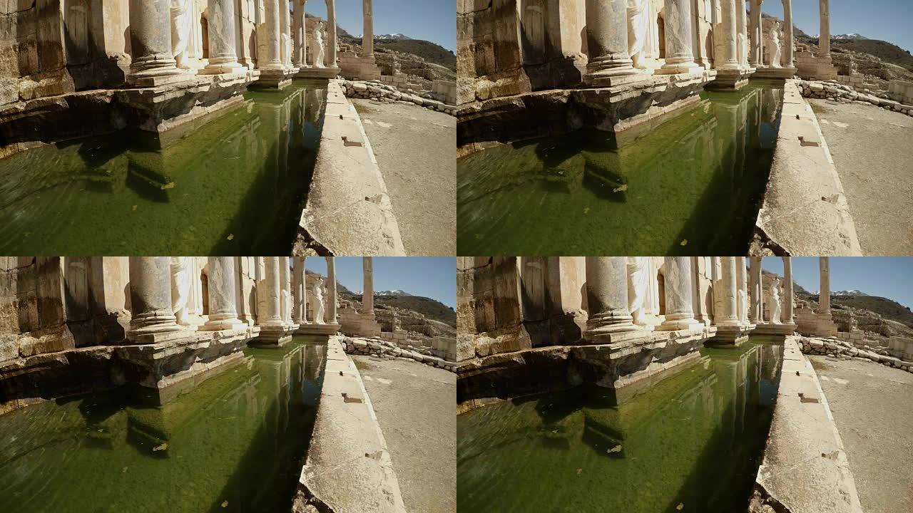 萨加拉索斯古堡老喷泉中心池塘的清水
