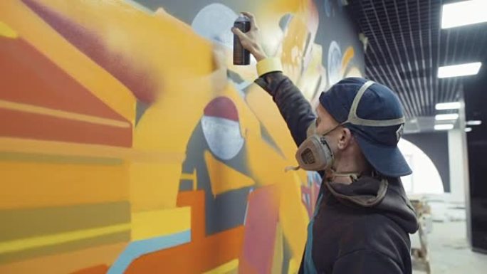 涂鸦艺术家在墙上绘画，室内