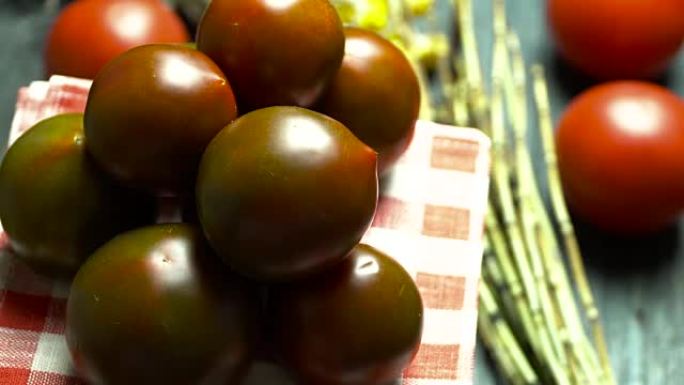 成熟的番茄品种印花。黑色碟子特写镜头，缓慢旋转。