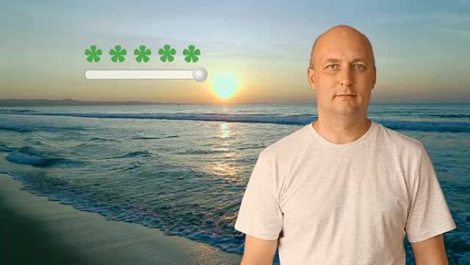 日落时站在海边的海滩上的一名成年男子对该度假胜地的评价很高。海滩的高分为5星，既长又美丽。