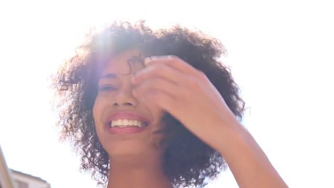 快乐的非洲裔美国女性 -- 头发上的镜头耀斑