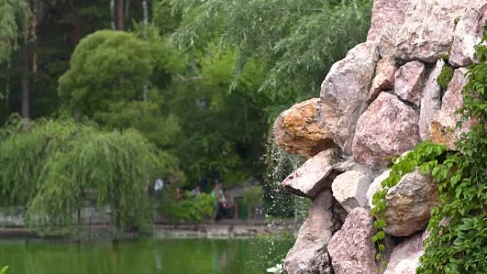 红土岩石的花园瀑布