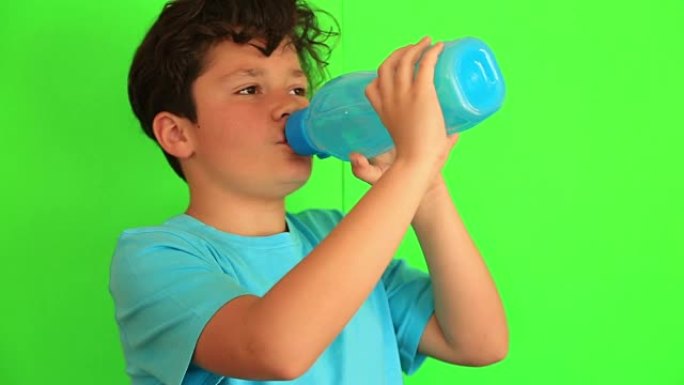 色度关键背景上的儿童饮用水