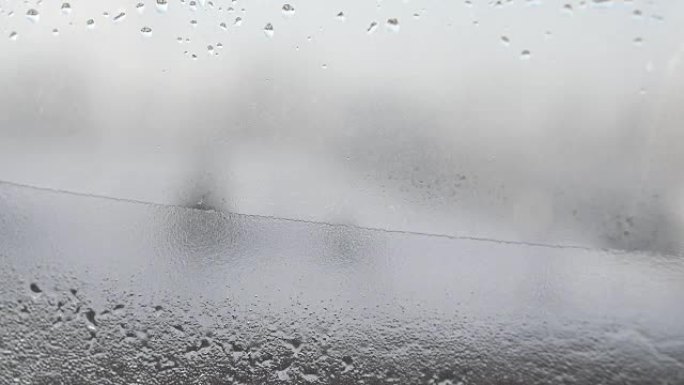 窗玻璃上的霜雾气窗户玻璃水汽