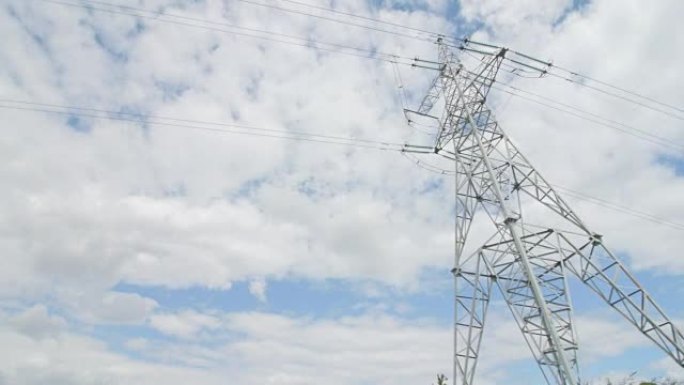 天空背景的高压塔。低角度射击