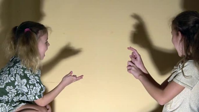 模仿游戏: 人们手臂的阴影呈现冲动聊天