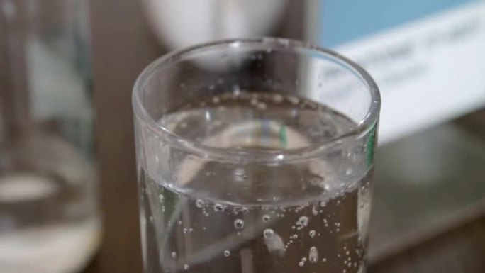 气泡在一杯水的表面破裂