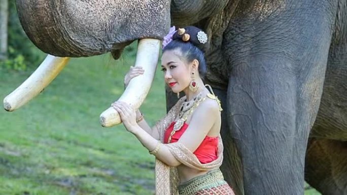 亚洲女子与大象，清迈泰国。