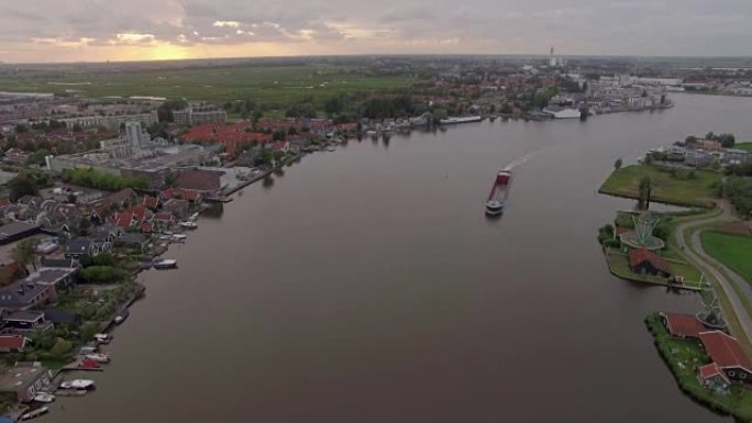 荷兰小镇和河流的鸟瞰图