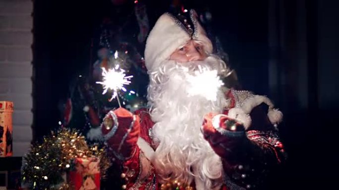 在暮色中，圣诞老人欢快地挥舞着孟加拉灯