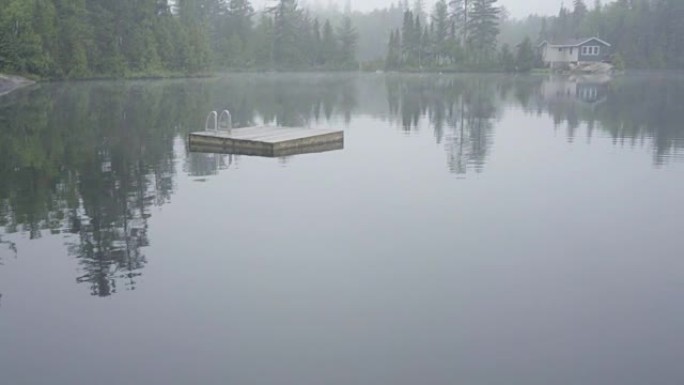 安大略省加拿大荒野森林自然湖夏季雾天天气恶劣早晨