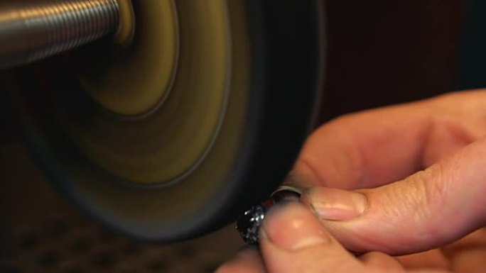 在抛光设备上抛光银环的过程特写是制作环的最后阶段