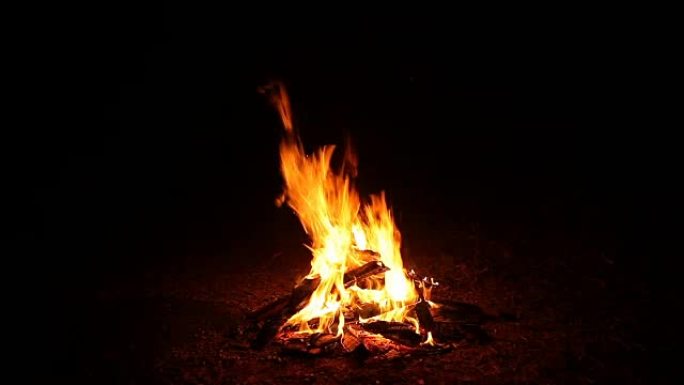 明亮的篝火，黑夜的火花燃烧着煤炭
