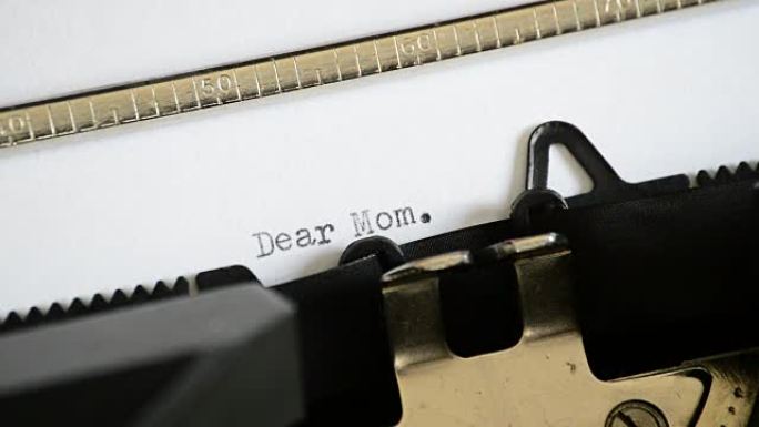 用一台旧的手动打字机打字亲爱的妈妈