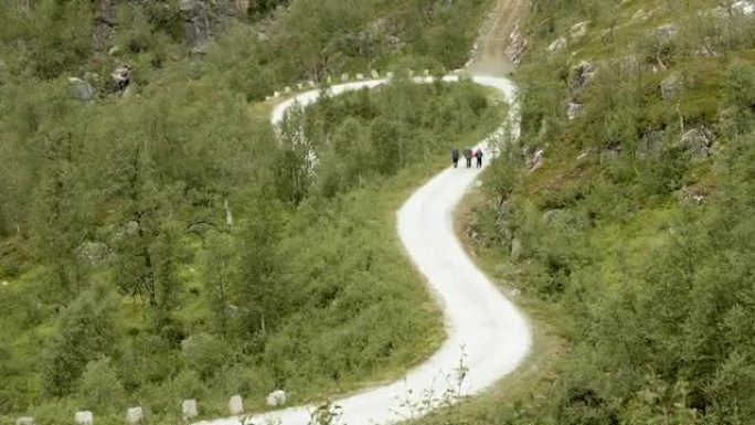 徒步旅行者在山上的路上。挪威