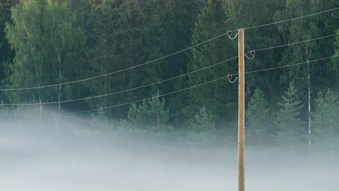 晨雾在电线之间流动的时间流逝