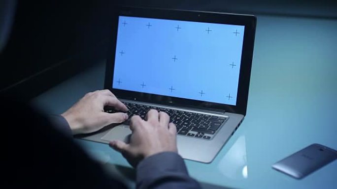 在计算机上工作的人在屏幕上跟踪参考