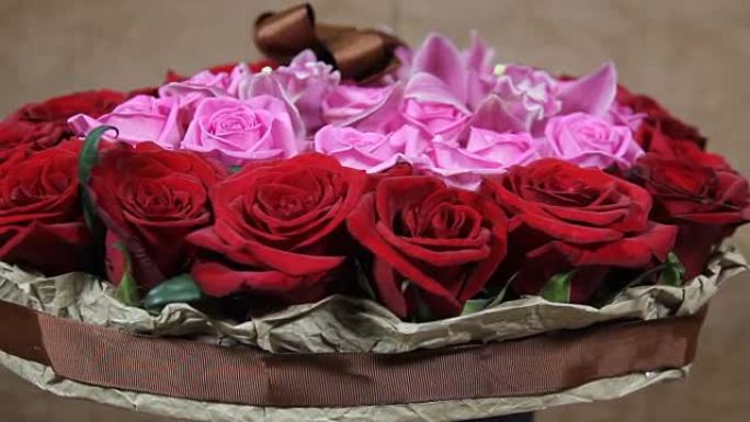 红玫瑰和兰花花束