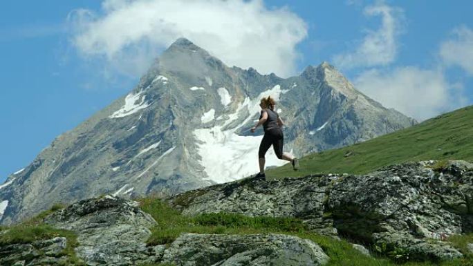 一个年轻的女人跑上山。