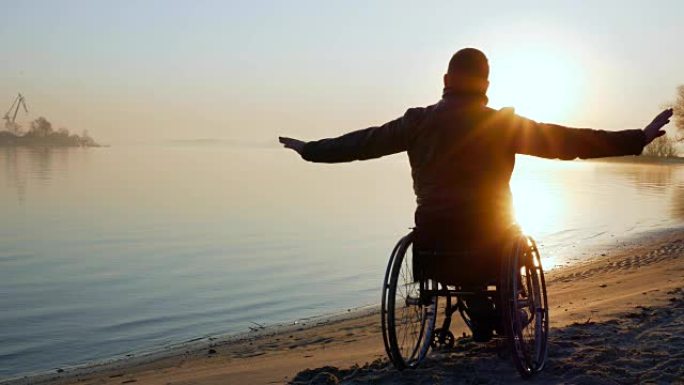 坐在轮椅上的人，举起手来，日落，孤独
