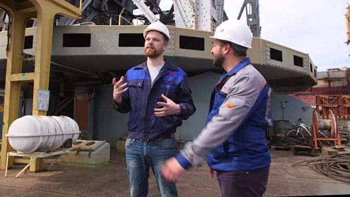 两名工程师讨论货港项目