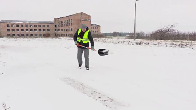 在下雪天，带雪铲的看门人