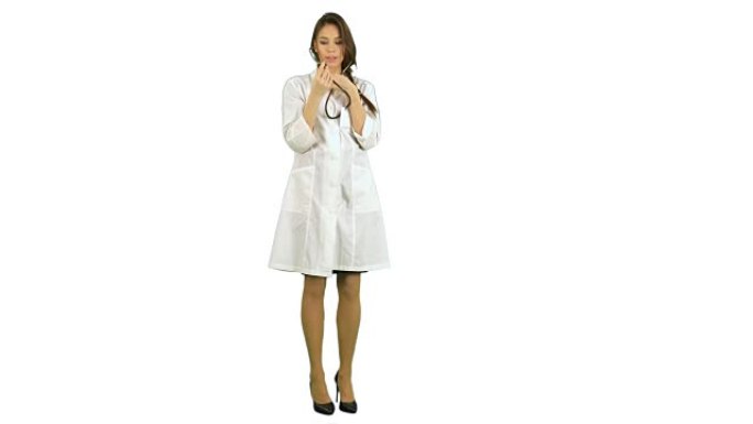 有趣的女护士在白色背景上玩听诊器