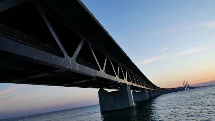 黄昏时瑞典的厄勒海峡大桥
