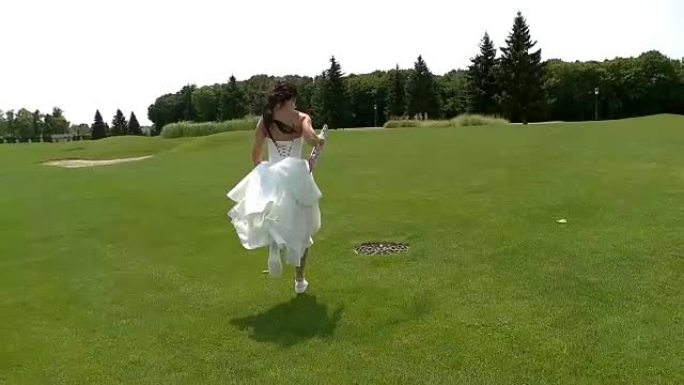 新娘在慢动作中奔跑。