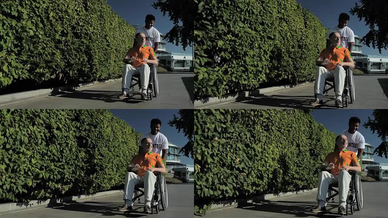 积极的印度教志愿者与一个轮椅主持人一起行走