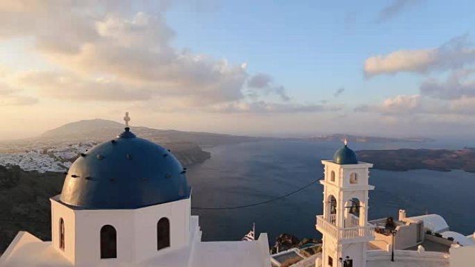 爱琴海有蓝色圆顶的圣托里尼教堂。圣托里尼岛的教堂钟声是著名的旅游胜地之一。时间流逝