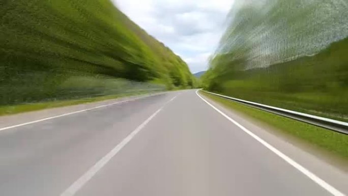 在山里的高速公路上行驶。