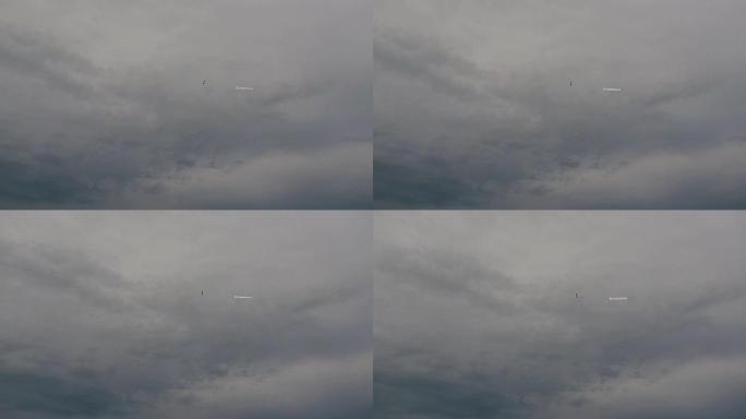 带有问候横幅的飞机飞走了。多云的天空