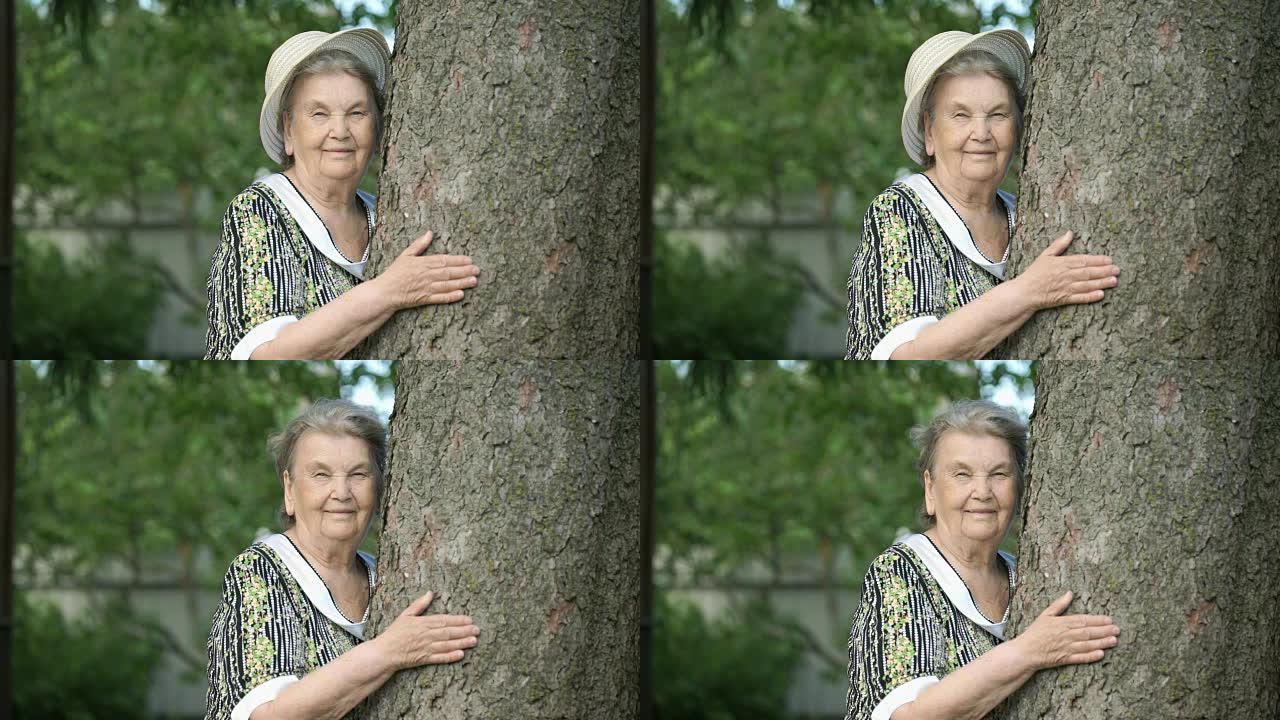 拥抱树的老妇对着镜头微笑