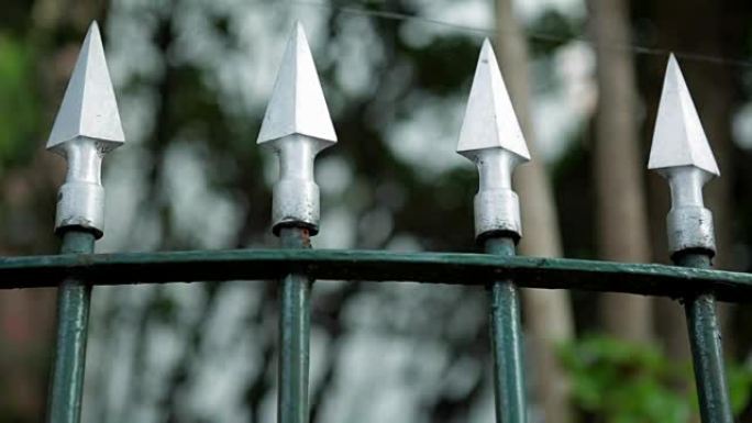锋利的安全长矛被用作抵御入侵者的大门。防止强盗