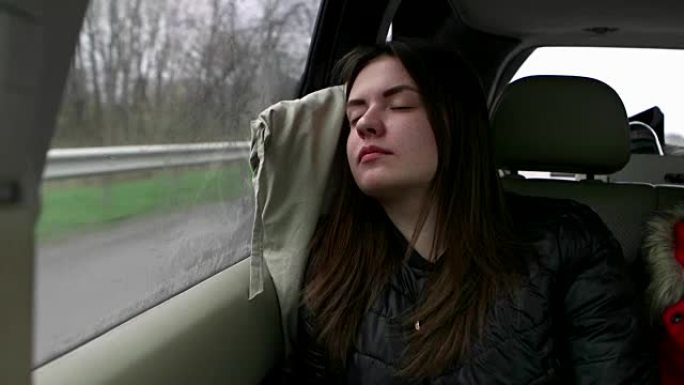 睡在汽车后座上的女人