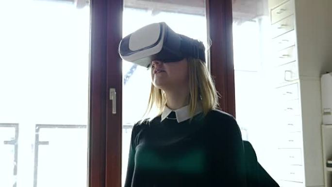 女孩使用VR眼镜2