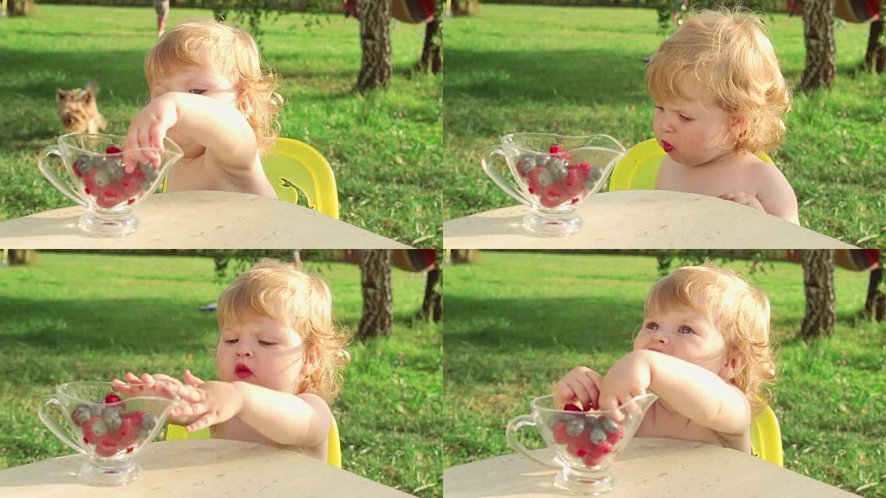 女孩吃覆盆子和蓝莓