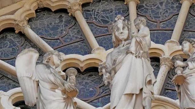 在巴黎圣母院的一堵墙上雕刻了天使的图像
