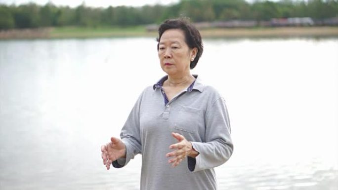 亚洲老年人练习太极拳视频，启功在湖边户外练习