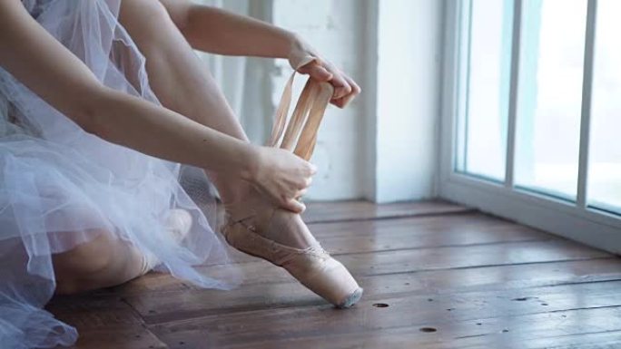 芭蕾舞演员在脚踝上系拖鞋女芭蕾舞女演员pointe