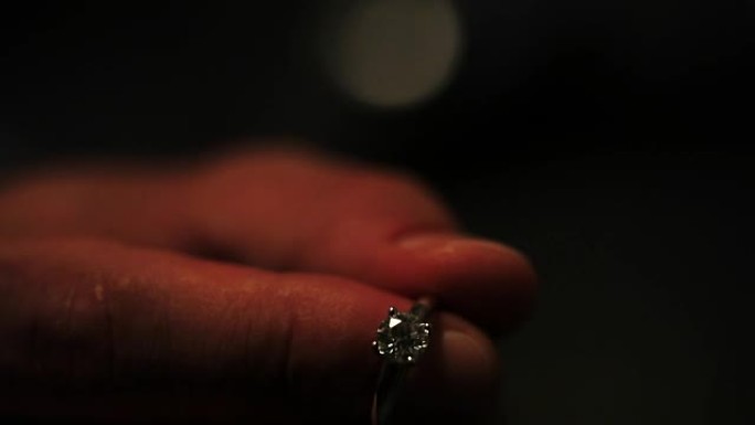 男人拿着钻石订婚戒指。提案。浪漫时刻