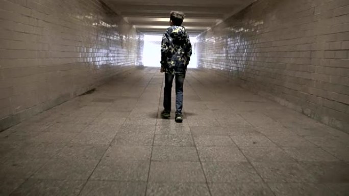 男孩穿过隧道，走到隧道的出口
