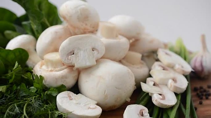 木板上的蘑菇。板上的蘑菇