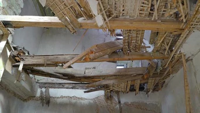 乌克兰受损房屋的天花板被毁