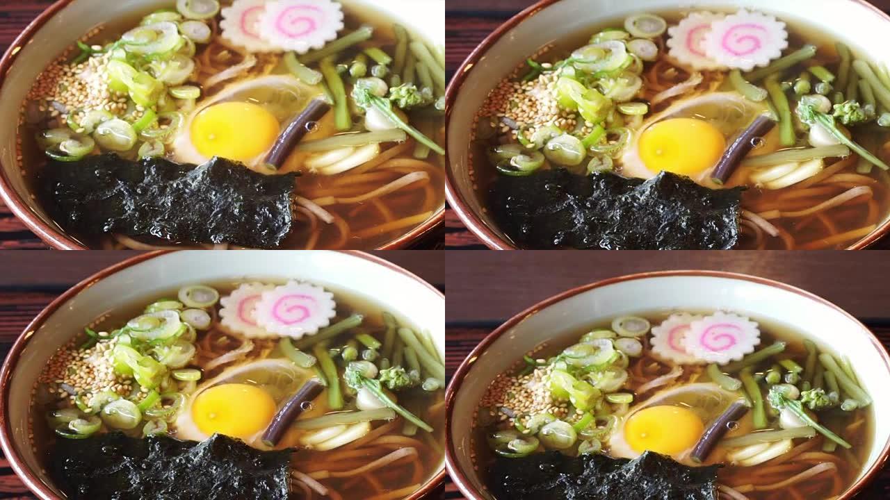 日本荞麦面热汤配葱、火影忍者、海藻和生鸡蛋