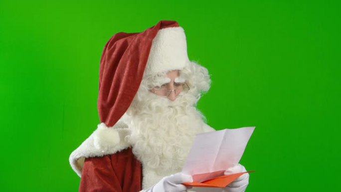 圣诞老人正在阅读奇怪的愿望清单