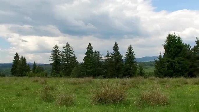 山上的全景镜头，背景是山峰