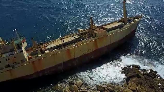 事故后的旧船。地中海。鸟类海景